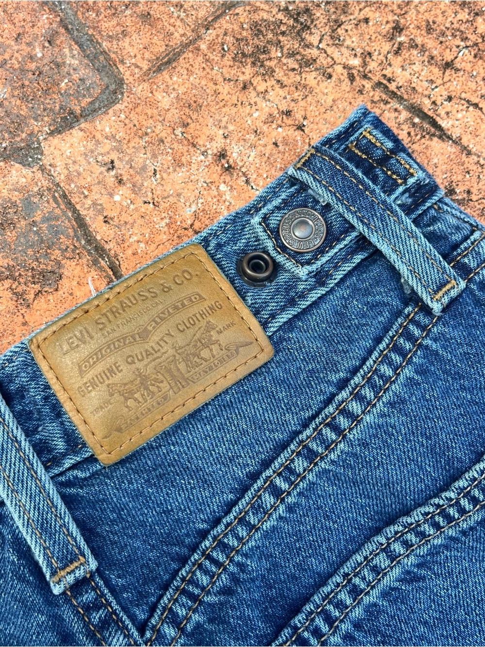 Levi’s Denim Premium Blue Women’s Big E Cinch Waist Wide Leg Jeans Size 23x29 - Picture 4 of 10